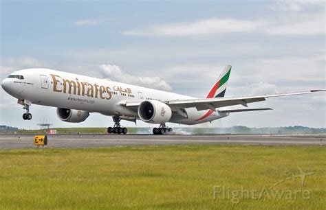 b77w flight status